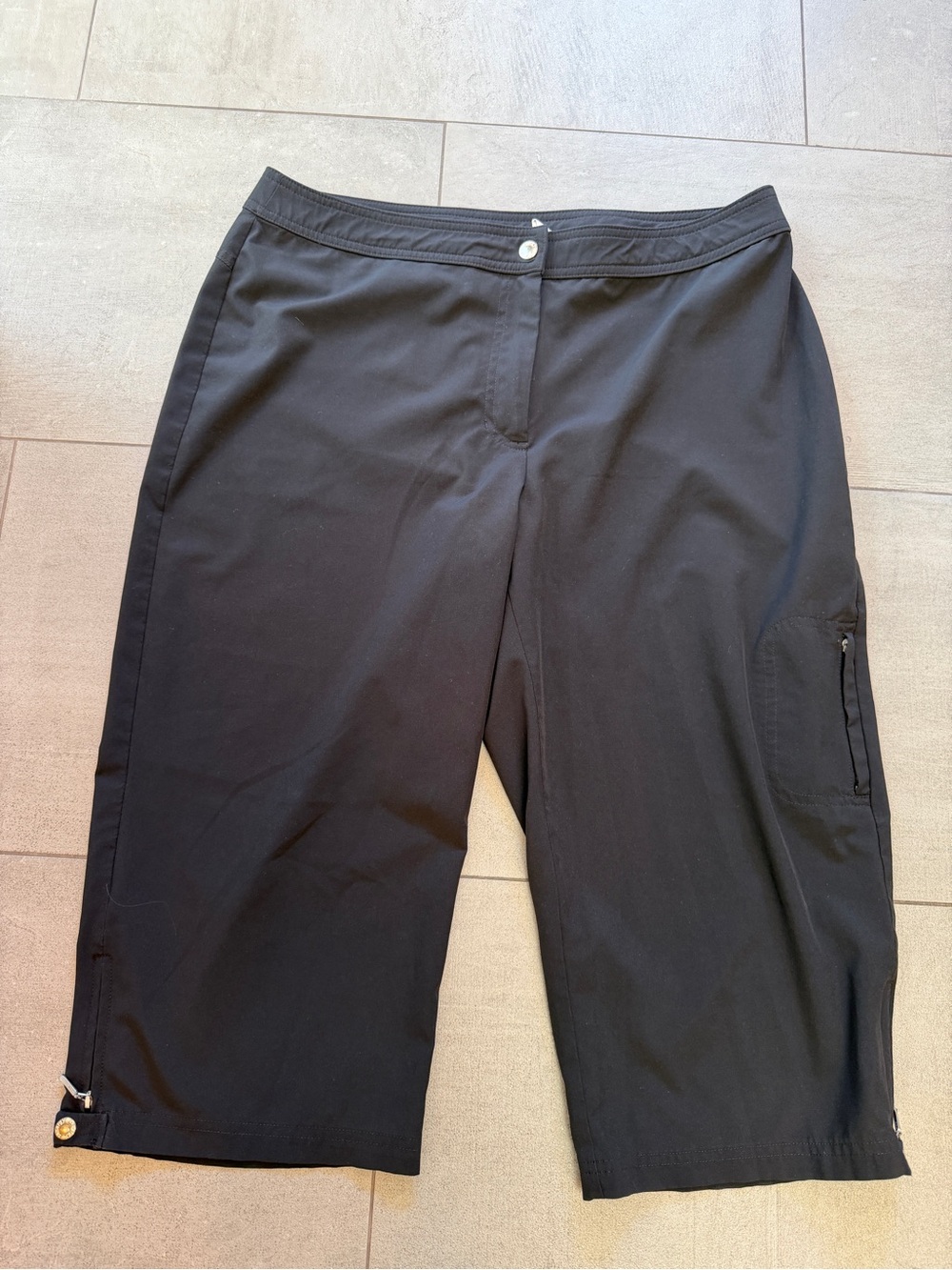 Chicos Zenergy Women's Crop Cargo Pants in great lightweight fabric w stretch